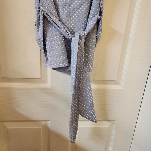 LOFT Sleeveless Textured Tie Waist Blouse Size Medium 100% Cotton Blue White Dot - Picture 8 of 10